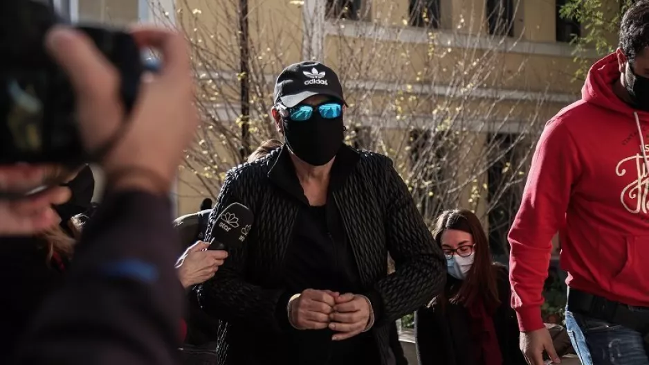 Στον εισαγγελέα με χειροπέδες ο Σφακιανάκης: "Ιδού ο εγκληματίας" είπε φτάνοντας (Φώτος)