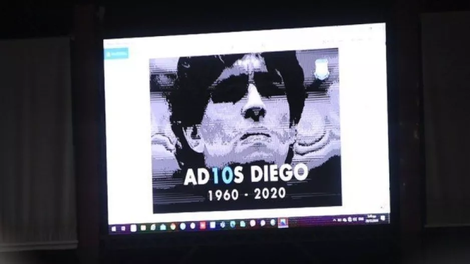 Το "αντίο" σε Ντιέγκο/ "Adiós a la leyenda del fútbol..." (Φώτο)