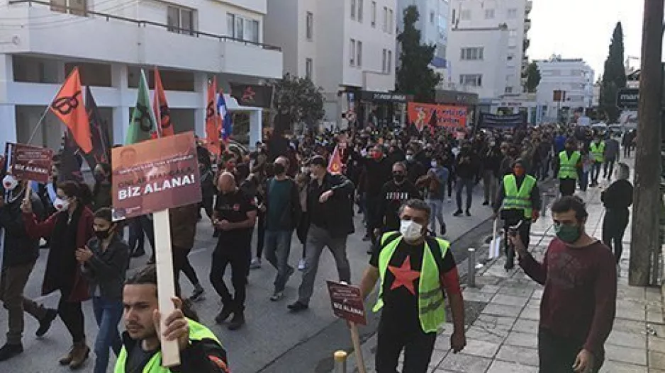 ΑΝΤΙΔΡΑΣΕΙΣ από πλήθος Τουρκοκυπρίων για την παρουσία του ερτογάν