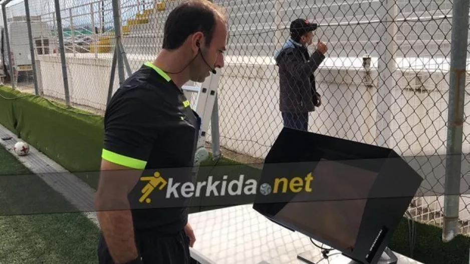 (ΒΙΝΤΕΟ/ΦΩΤΟΣ) Ο Ροβέρτος "συμβουλεύθηκε" το VAR