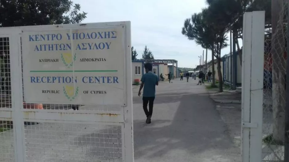 Επεισόδια στην Κοφίνου/Θετικοί στον COVID-19 αρνούνταν να μετακινηθούν