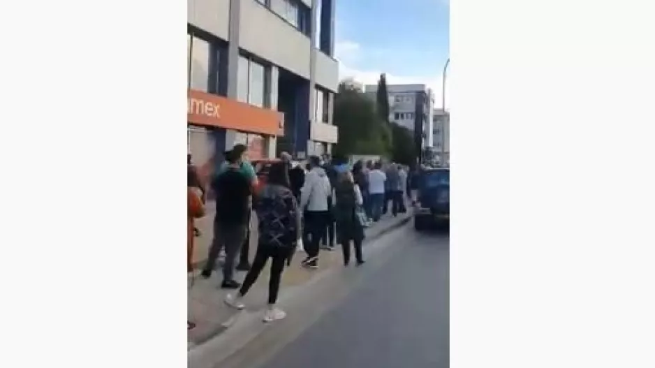 Λεμεσός: Ουρά... χιλιομέτρου από εργαζόμενους για τεστ (βίντεο)