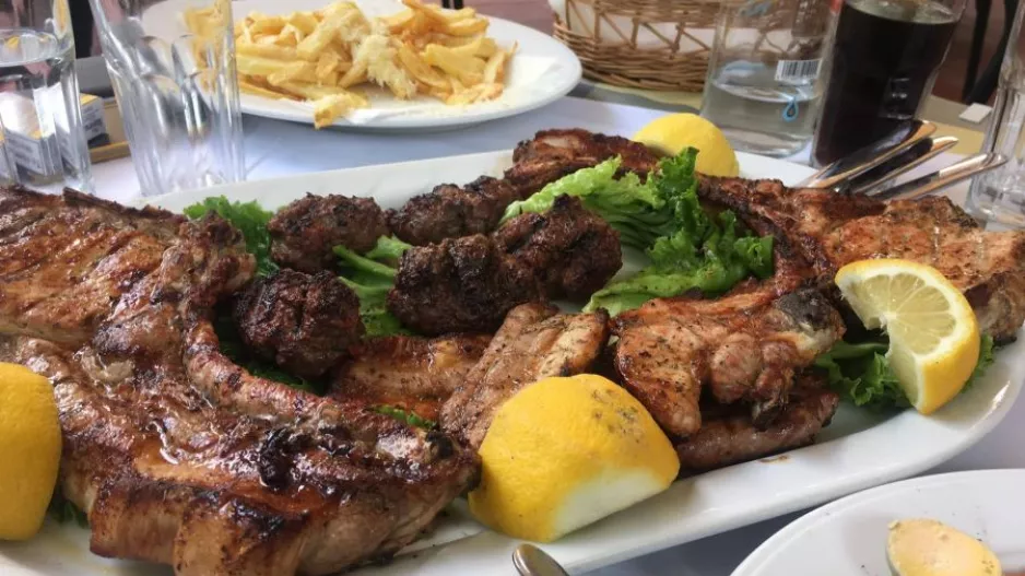 Ύποπτη σύναξη...