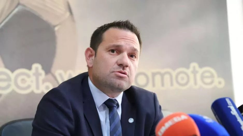 Ανάρτηση/"Επιτρέπονται 20 εργαζόμενοι μέσα σε ένα κτήριο αλλά απαγορεύονται 20 ποδοσφαιριστές..."