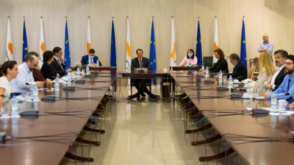 ΡΕΠΟΡΤΑΖ offsite/Τα 3 σενάρια για τα νέα μέτρα - Αγωνία για την αποψινή σύσκεψη