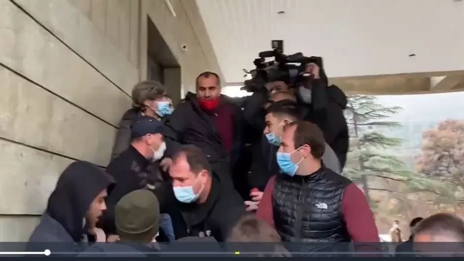 ENTAΣΗ στα γραφεία της ομοσπονδίας μετά την ήττα...