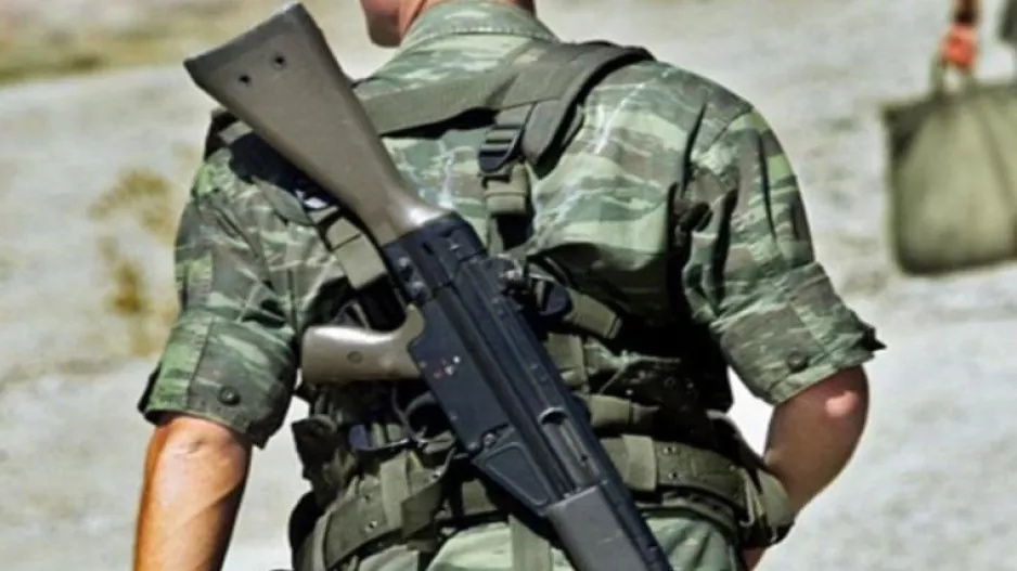 Συναγερμός στην EΦ/Κουκουλοφόροι απείλησαν στρατιώτη