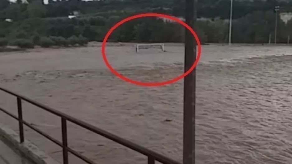 (BINTEO) Ποδοσφαιρικό γήπεδο στην Κρήτη έγινε... πισίνα!