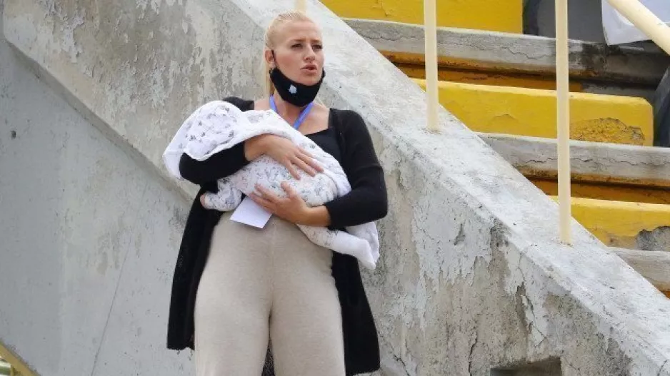 Αγκαλιά με το μωρό...