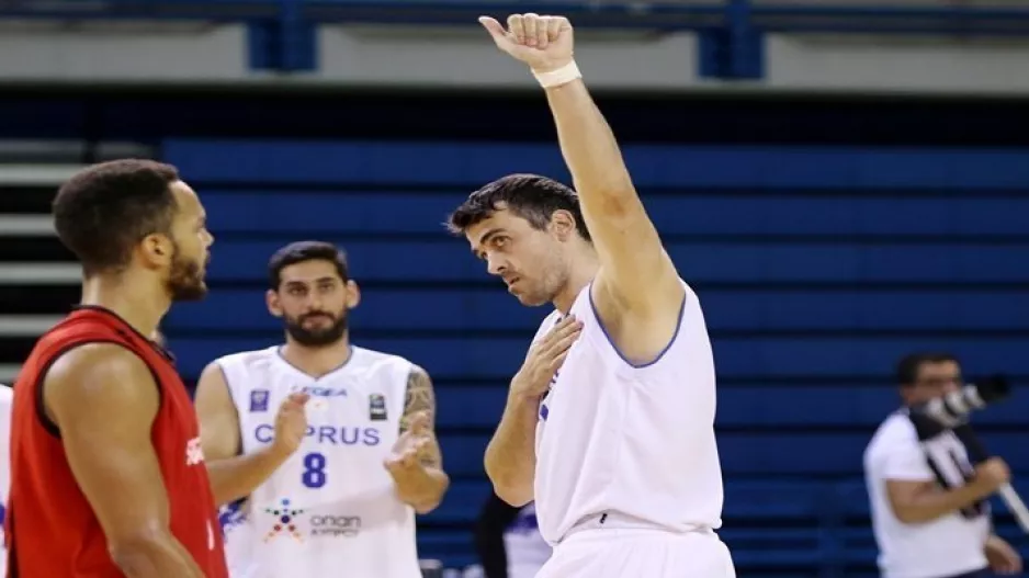 "Προσκύνησαν στην Λευκωσία/Θυμούνται ακόμα το καρφωματάκι και την τριποντάρα από την γωνία"