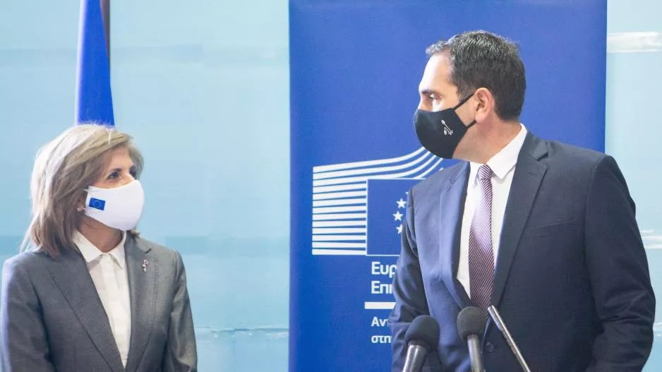 Υπουργός για τα εμβόλια: "H αρχή του τέλους, αλλά όχι το τέλος"