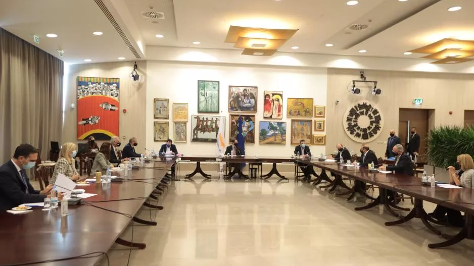 Σήμερα τα μέτρα για Χριστούγεννα / Μέχρι ποια ώρα θα κυκλοφορείς