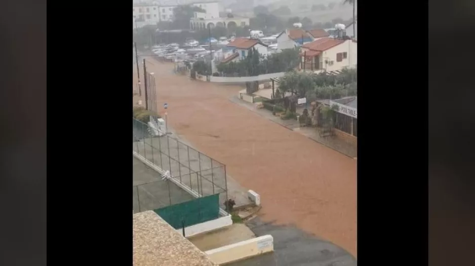 Δρόμοι έγιναν... ποταμοί στην Επ. Αμμοχώστου/βίντεο
