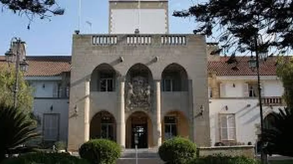 Συνάντηση στο Προεδρικό/Αποφασίζουν... για τα νέα μέτρα ενόψει Χριστουγέννων