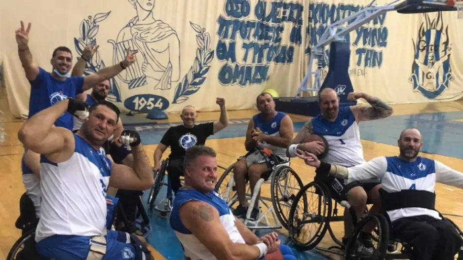 "Βγείτε στους δρόμους με τα τροχοκαθίσματα μας και τις πατερίτσες"