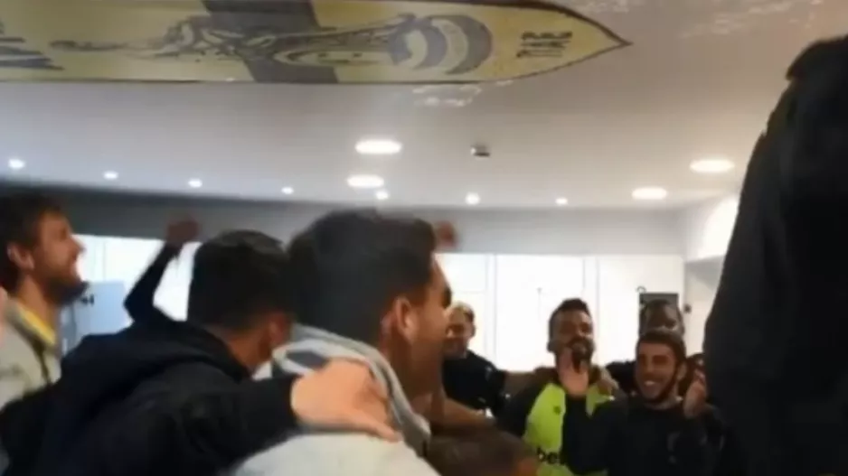 ΧΑΜΟΣ στα αποδυτήρια του Άρη-Τρελό... party! (BΙΝΤΕΟ)