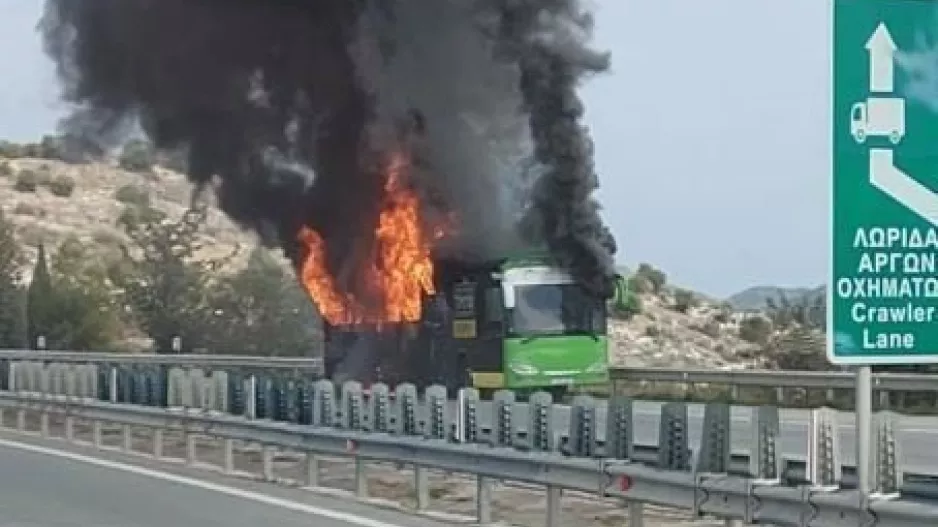 Φωτιά σε λεωφορείο στο highway - Κατέβηκαν οι επιβάτες 