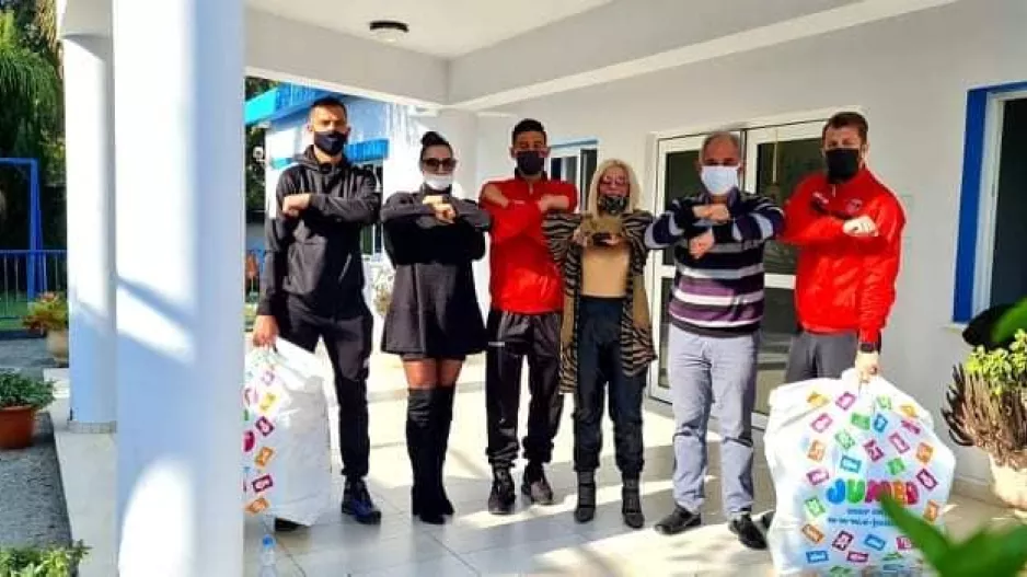 Παρέδωσε παιχνίδια και φαγητό ο Ερμής