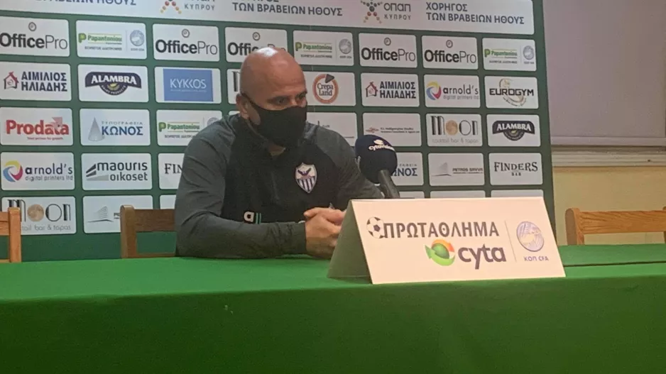 ΤΙΜΟΥΡ: "Άθλιο γήπεδο, δυστυχώς αναγκαζόμαστε να παίζουμε εδώ" 