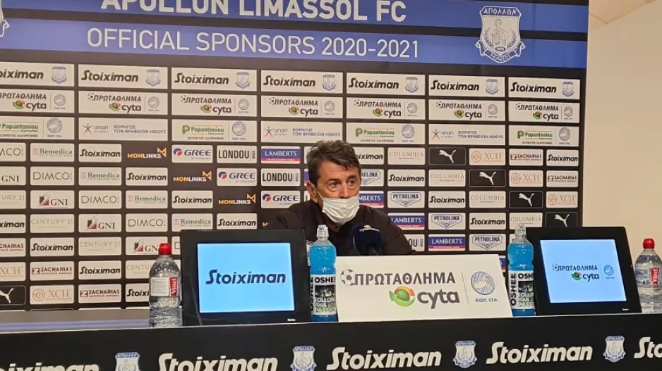 "Αυτόν ή αυτούς γιατί ίσως να πάρουμε δυο/Πρέπει να με πείσει, είναι στο χέρι του"