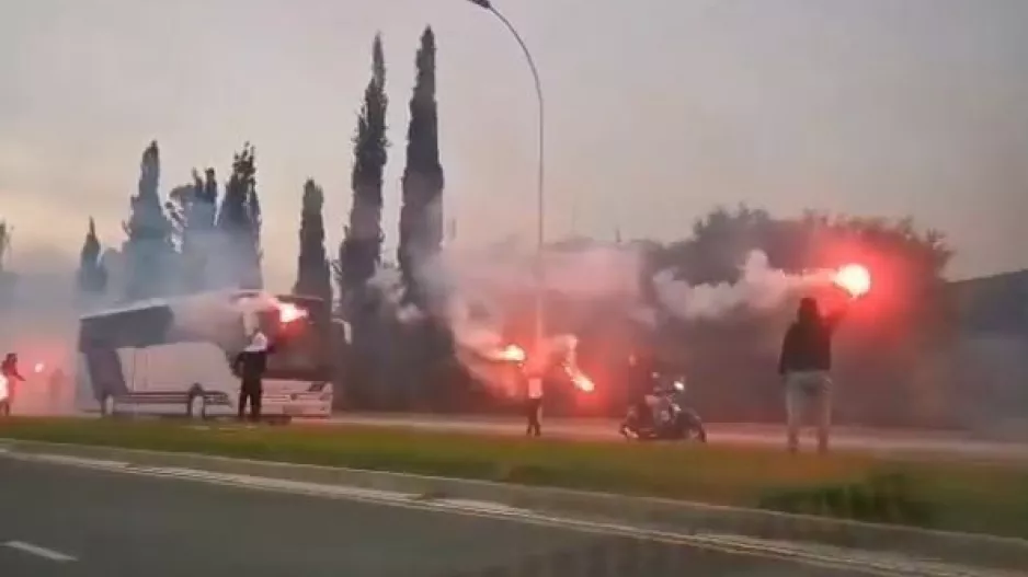 BINTEO/ΧΑΜΟ με πυρσούς η Θύρα 1-Περίμεναν το λεωφορείο!
