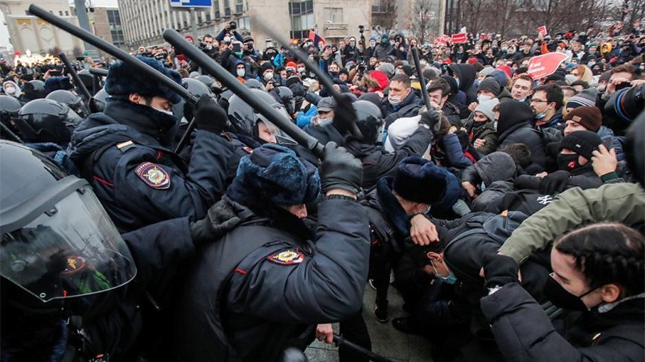 Μάχες σώμα με σώμα Αστυνομίας - Διαδηλωτών στην Ρωσία! (φώτος/βίντεο)
