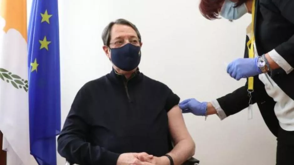 Εμβολιάζεται αύριο ο ΠτΔ με τη δεύτερη δόση