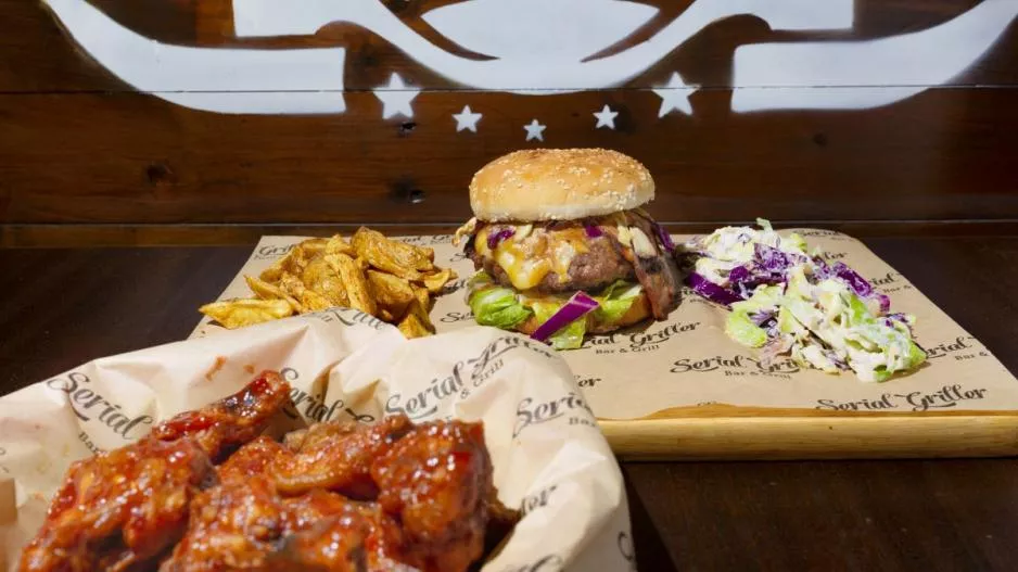 Καναπές, burger, ποδόσφαιρο! Τέλος!