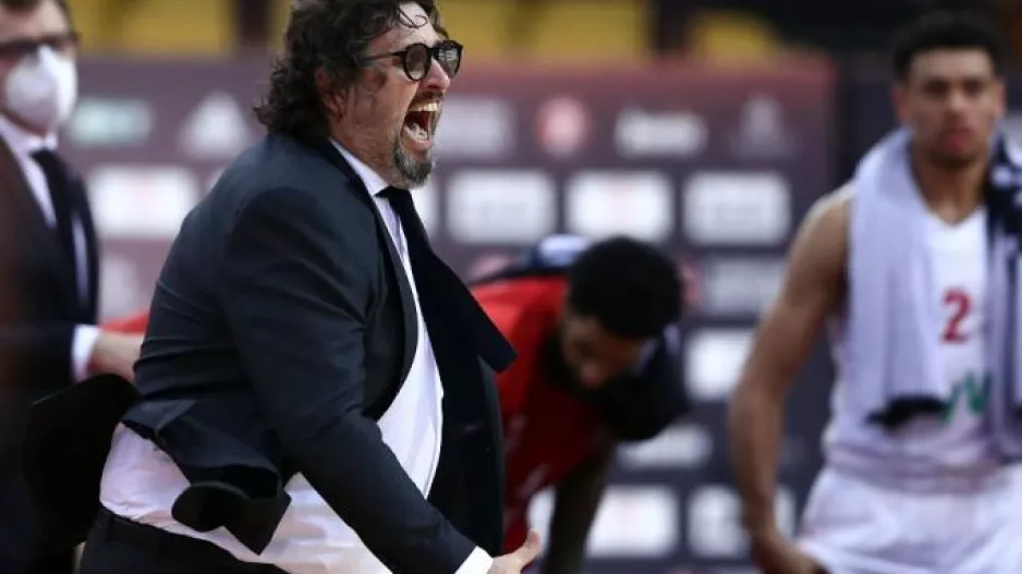 Πρόστιμο στον Τρινκιέρι για τις αντιδράσεις του στο παιχνίδι με τον Ολυμπιακό