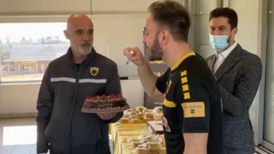 ΑΕΚ: Η τούρτα έκπληξη στον εορτάζοντα Τάνκοβιτς (βίντεο)