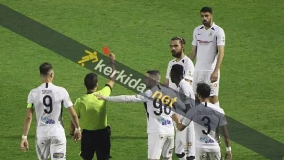 Κόκκινη κάρτα; Πρώτη φορά!
