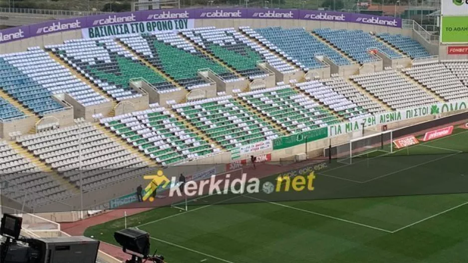"Βασίλισσα στο θρόνο σου..."