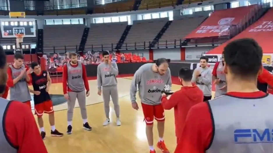 Πρώτη με τούρτα για τον εορτάζοντα Κουφό στον Ολυμπιακό