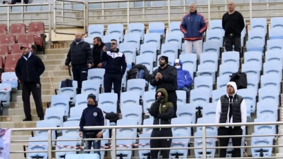 Αψήφησαν την απαγόρευση και πήγαν γήπεδο (φώτο)