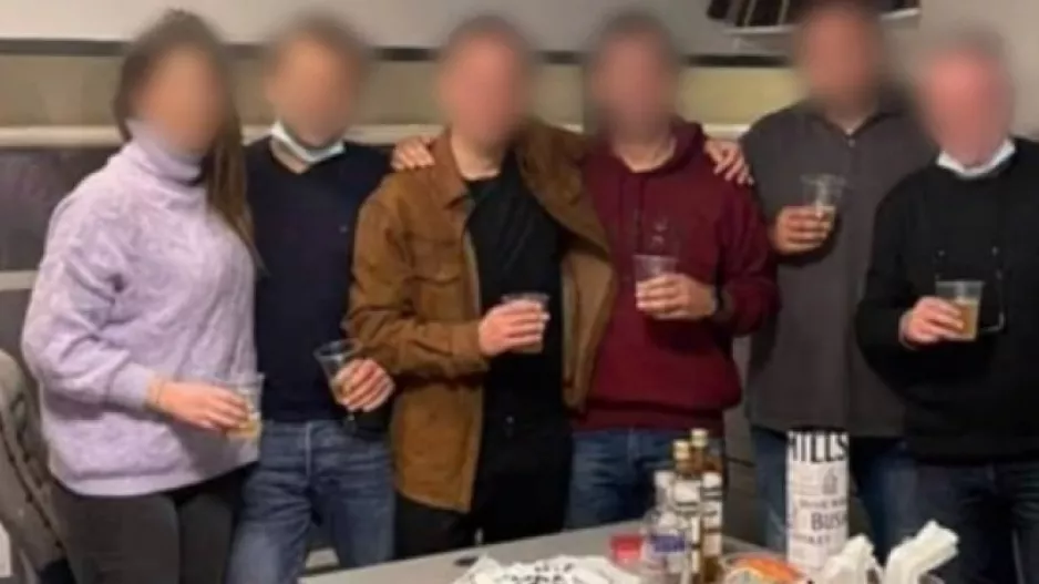 Κορωνο-πάρτι με ουίσκι και βότκα μέσα στην ΕΛ.ΑΣ
