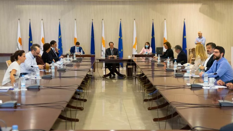 Κοσμοσυρροή στο Προεδρικό, προχωρούν σε ενημέρωση οι επιδημιολόγοι