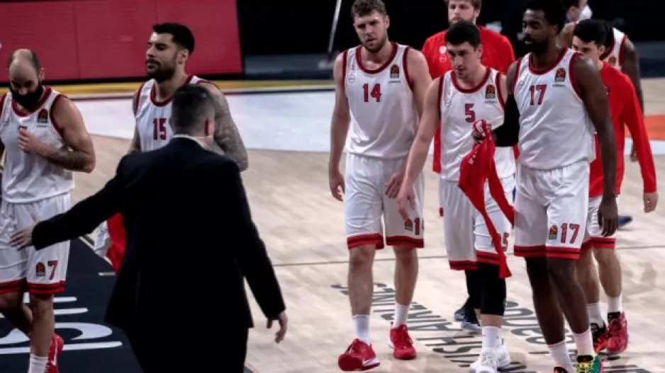 Ολυμπιακός: Βαρυχειμωνιά πέντε σερί ηττών, ζει μέρες… 2004-05