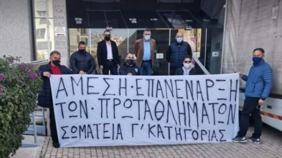 Εκπρόσωποι ομάδων: Αντίδραση έξω από το Υπουργείο