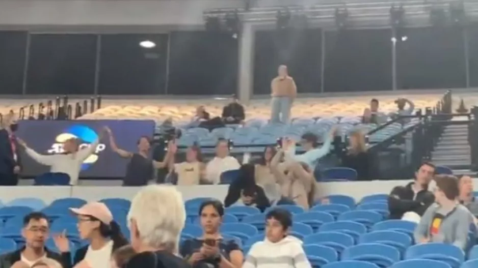 Έλληνες ομογενείς χορεύουν νησιώτικα στην Rod Laver Arena (βίντεο)