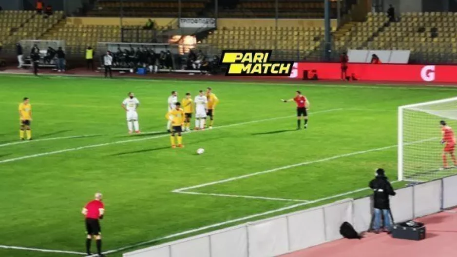 Πέναλτι μέσω VAR η ΑΕΛ για χέρι του Αρτούρ
