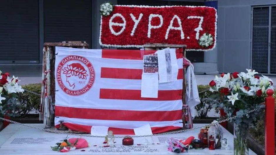 Μαρινάκης, Αγγελόπουλος και Κουντούρης τίμησαν την μνήμη των θυμάτων της Θύρας 7