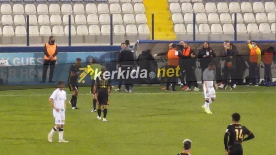 Έξαλλος ο Κέρκεζ/Αποβλήθηκε ο βοηθός του (φώτος/βίντεο)