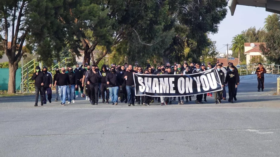 Οπαδοί στους παίκτες ΑΕΚ - "Μένουν όσοι μπορούν"