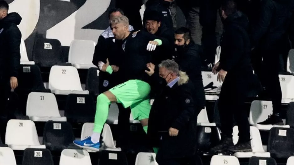 ΒΙΝΤΕΟ/«Πέσιμο» σε Πασχαλάκη μετά το 0-2