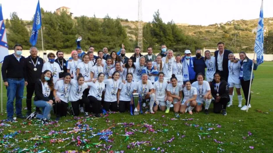 Απονομή στις Apollon Ladies 