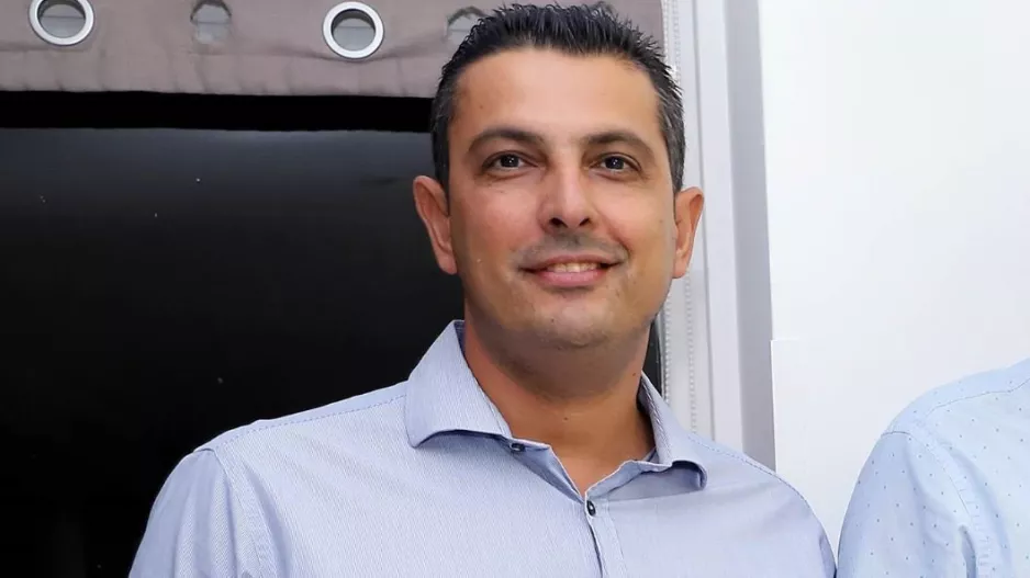 Παρακολουθεί ο Μιχάλης...