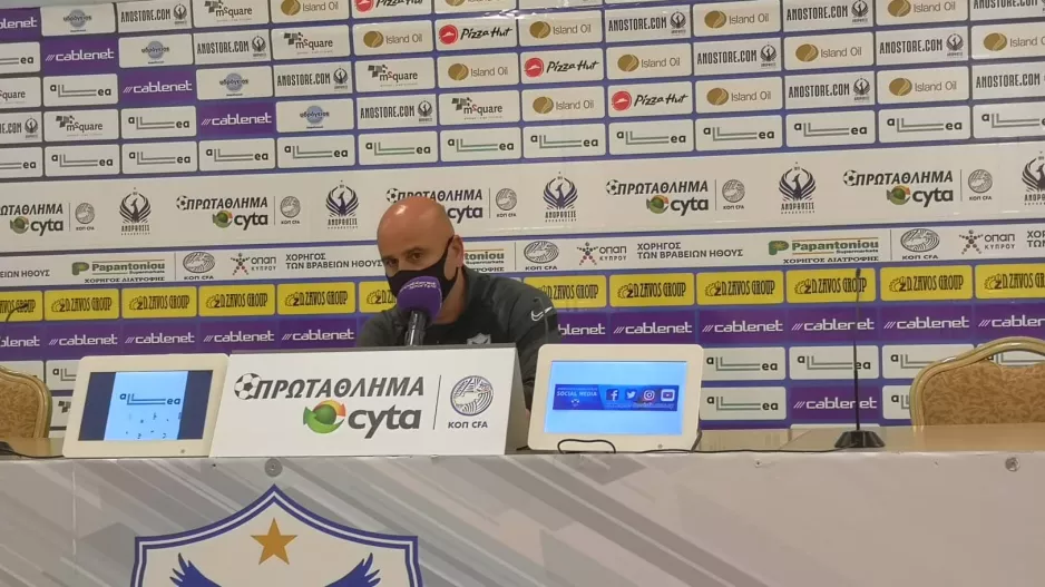 "Kάποιοι βγάζουν την γλώσσα τους περίπατο/Πέρσι δικαιούμασταν και τα δυο, όλοι ξέρουμε τι έγινε"