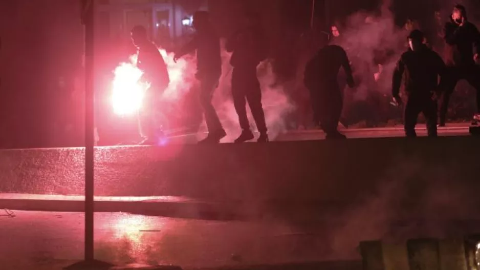 "Πόλεμος" στη Νέα Σμύρνη (βίντεο) 
