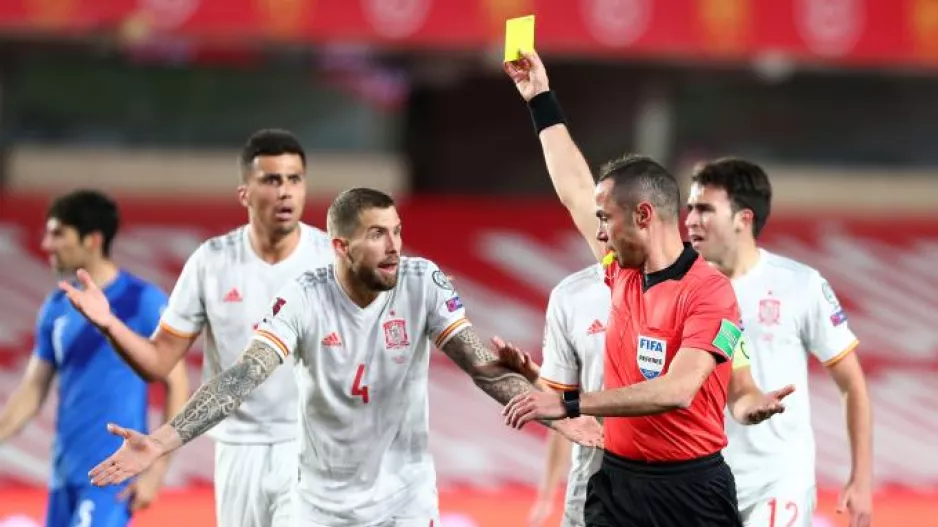 Οι Ισπανοί γράφουν ότι ήταν πέναλτι και κόκκινη του Μαρτίνεθ