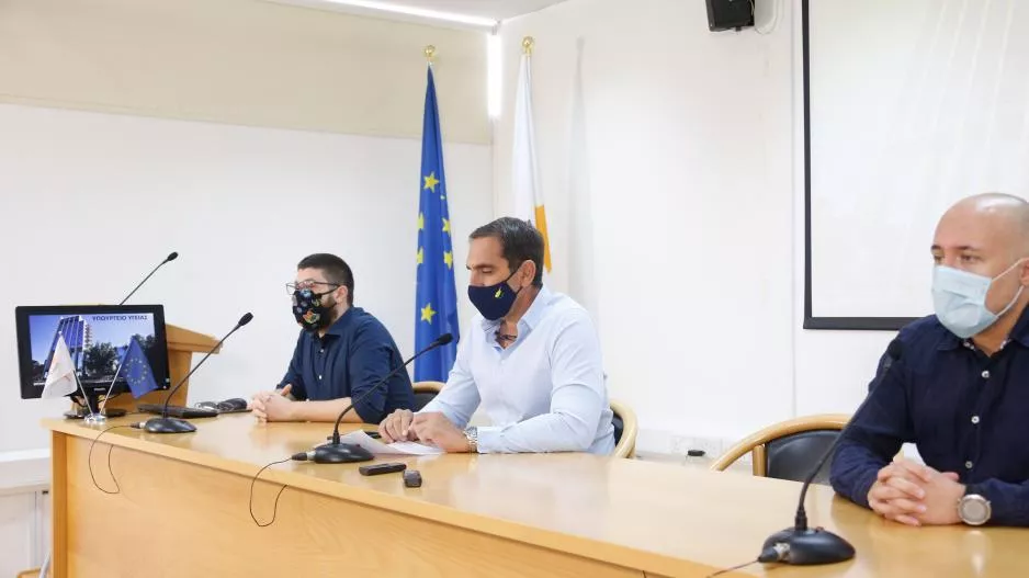 Ανησυχία για έξαρση κρουσμάτων - Καμιά κουβέντα για χαλαρώσεις